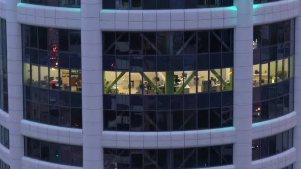 Een lege nacht kantoor in een gebouw buiten het venster. Luchtfoto's van de straat. Rusland, Novosibirsk, Kirova st., 07-10-2017 — Stockvideo