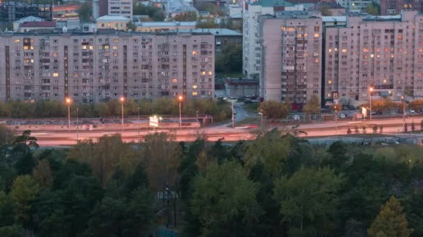 Αυτοκίνητα περνούν από δρόμο της πόλης. Αεροφωτογραφία time-lapse — Αρχείο Βίντεο