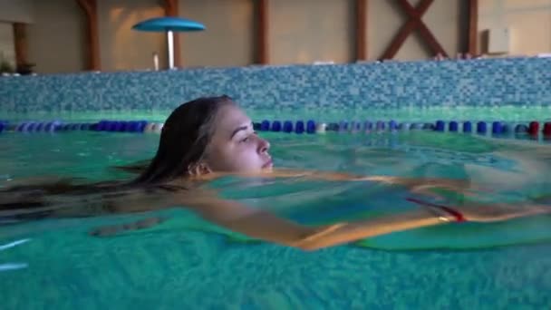 Das Mädchen schwimmt im Pool. — Stockvideo