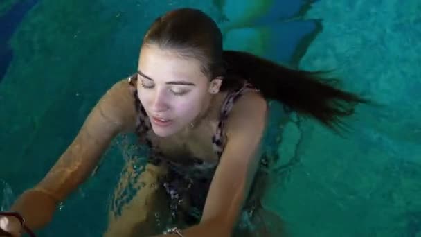 Het meisje zwemt in het zwembad. — Stockvideo