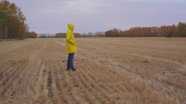 Чоловік в осінньому полі — стокове відео