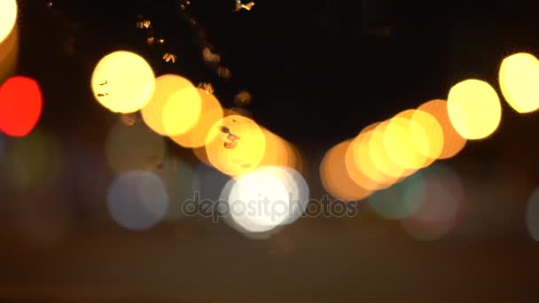 移动一个夜晚城市的抽象模糊的灯光 — 图库视频影像