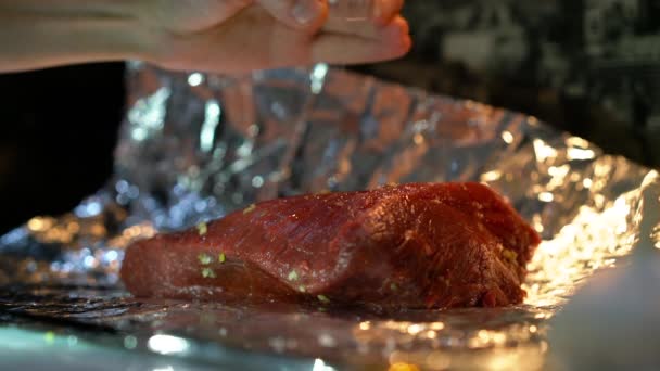 Chef Kok Beregening Zout Vlees Rundvlees Folie Keuken Koken Close — Stockvideo