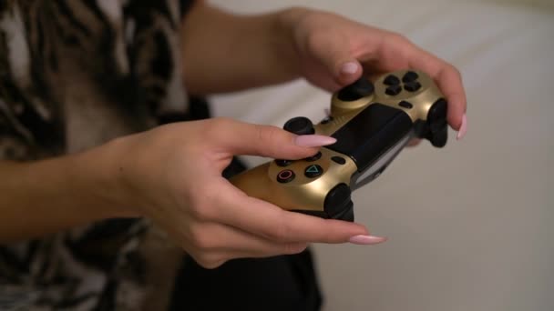 la fille joue de la console. Mains avec un joystick gros plan 