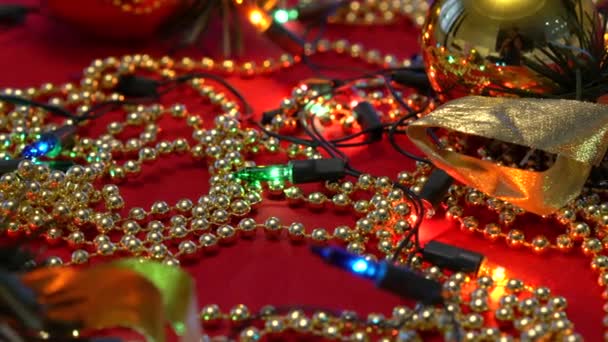 Las Decoraciones Navideñas Dispararon Cerca Bolas Oro Guirnaldas Cuentas Fondo — Vídeos de Stock