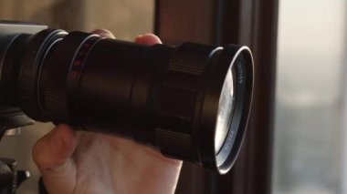 sinema-lens yakın çekim. Objektifin diyafram halkası erkek el turnike