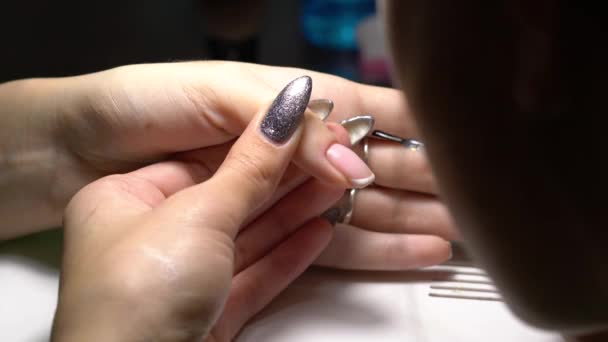 在修指甲沙龙修指甲的师傅做钉子 特写镜头 — 图库视频影像