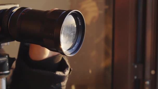 电影镜头特写 男性手转动透镜的光圈圆环 — 图库视频影像