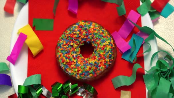 Fel Veelkleurige Donut Bovenaanzicht Confetti Rond — Stockvideo