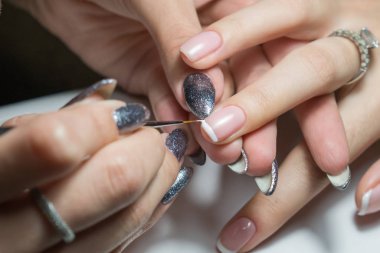 Manikür asıl çivi yok. yakın çekim vurdu