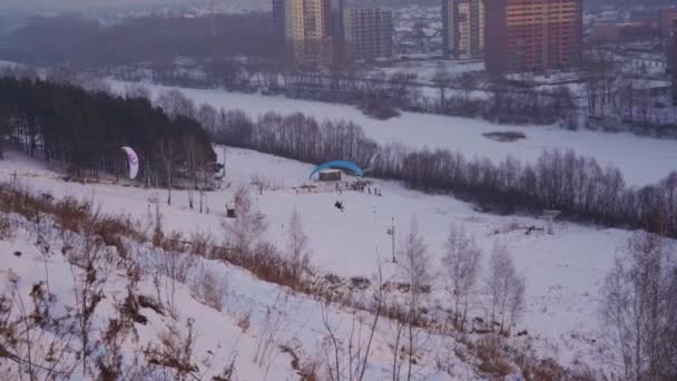 Параплан Пролетает Над Снежным Склоном Приземляется Вечернем Свете — стоковое видео