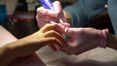 kaldırılması ile donanım manikür, tırnak cilası yakın çekim