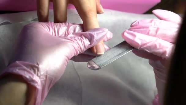 Manicura Guantes Rosados Esmalte Uñas Niña Primer Plano — Vídeo de stock