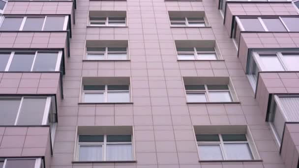 Gewone Residentieel Gebouw Met Ramen Balkons — Stockvideo