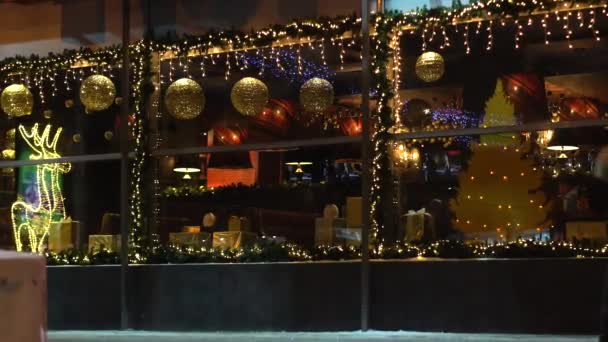 Straße Der Nacht Der Stadt Mit Der Weihnachtsdekoration Der Fenster — Stockvideo