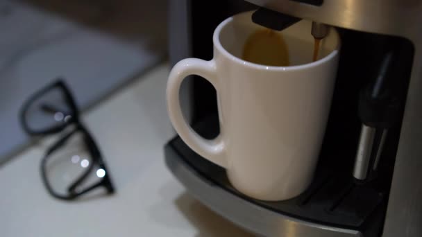 Der Kaffeemaschine Wird Kaffee Einen Weißen Becher Gegossen Auf Dem — Stockvideo