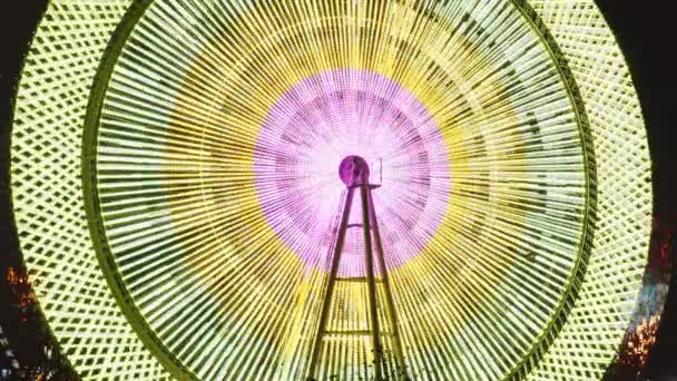 The Ferris wheel rotates and leaves a luminous trail behind it. Abstract video with glowing lights filling the frame. — Stock Footage Ferris Wheel Rotates Leaves Luminous Trail Abstract Video Glowing Lights Royalty Free Stock Footage