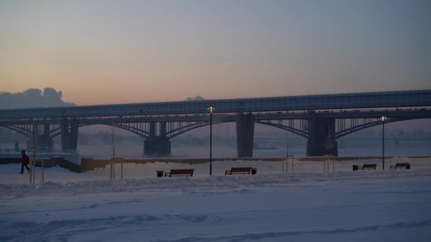 城市堤防在冬天 冬季城市景观 与汽车在傍晚的天空桥梁 — 图库视频影像