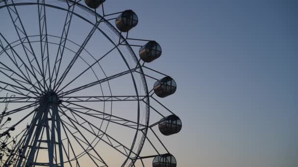 Das Riesenrad Dreht Sich Gegen Den Blauen Himmel — Stockvideo