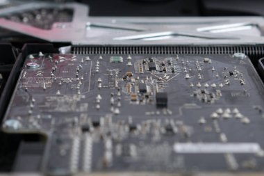 Ayrıntılar ve panoları sökülüp Monoblok bilgisayar içinde