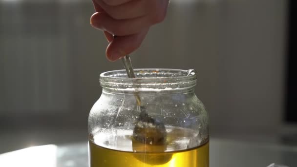 Kopečky Medu Lžičkou Sklenice Honey Odčerpá Lžíce Detail Zpomalený Záběr — Stock video