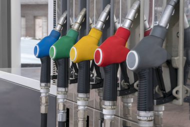 Mavi, yeşil, sarı, kırmızı ve gri yakıt tabanca üzerinde yakıt istasyonu yakın çekim