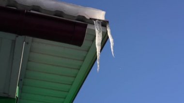 Icicle'ı eve yakın köşesinde. buz erime üzerinden su damlayan