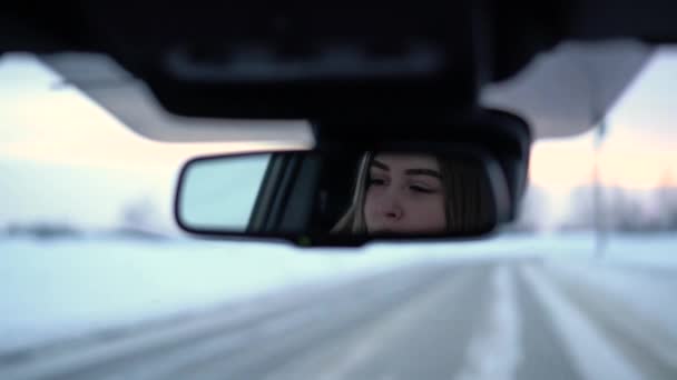 Rosto Menina Espelho Retrovisor Carro Viajante Vídeo Câmera Lenta — Vídeo de Stock