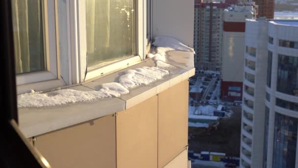 Neige Repose Sur Rebord Fenêtre Avec Des Glaçons Gouttes Neige — Video