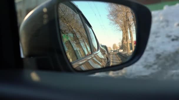 Vista Nello Specchietto Retrovisore Che Gira Intorno Alla City Car — Video Stock