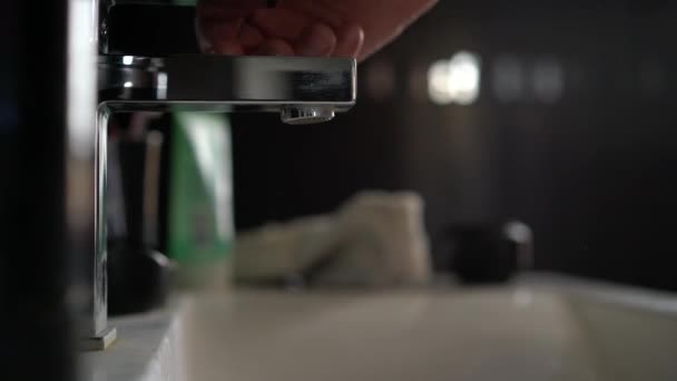 Jovem Está Lavar Mãos Frente Torneira Com Uma Bacia Lavagem — Vídeo de Stock