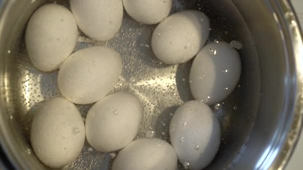 Huevos Cocinan Una Sartén Cerca Vista Superior Rotación — Vídeo de stock