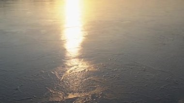 Güneş su yüzeyine yansıtır batımında, nehrin üzerinde buz