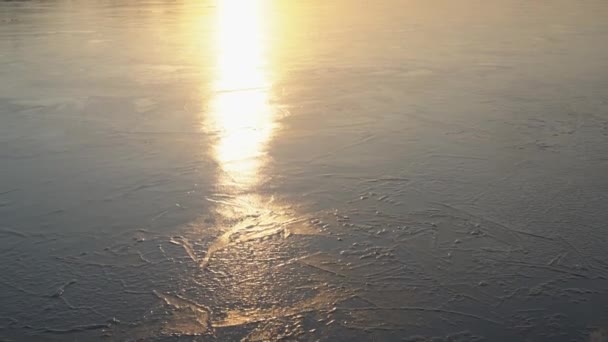 Glace Sur Rivière Coucher Soleil Soleil Reflète Sur Surface Eau — Video