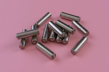 Pembe bir arka plan üzerinde kullanılan izole AAA alkalin elektrik piller ve akümülatörler boyutu