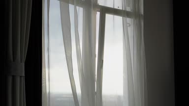 Perdeleri penceresinden Rüzgar sallıyor