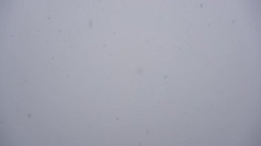 bir gri gökyüzü arka plan üzerinde kar