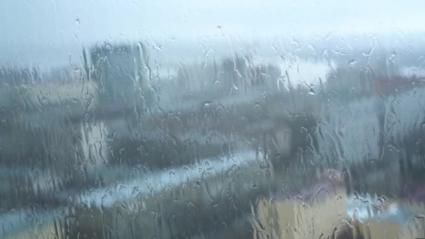 Fönster Med Droppande Regn Droppar Närbild Med Suddig Staden Bakgrunden — Stockvideo