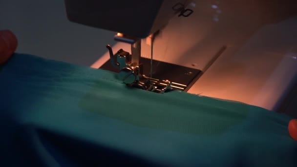 Coudre Nuit Sur Une Machine Coudre Tissu Bleu Gros Plan — Video