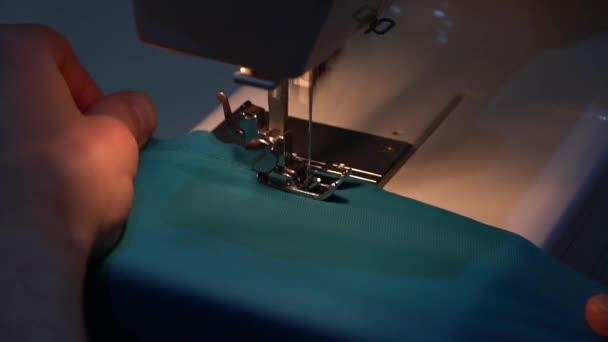 Uomo Cuce Tessuto Blu Una Macchina Cucire Primo Piano — Video Stock