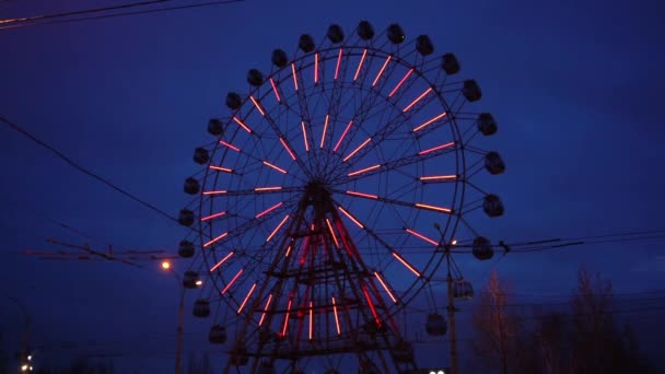 Una Gran Rueda Hurón Con Iluminación Sobre Fondo Del Cielo — Vídeo de stock