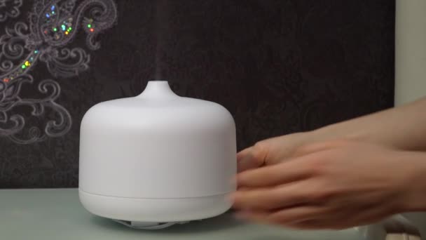 Chica Ajusta Humidificador Primer Plano Mesita Noche — Vídeo de stock