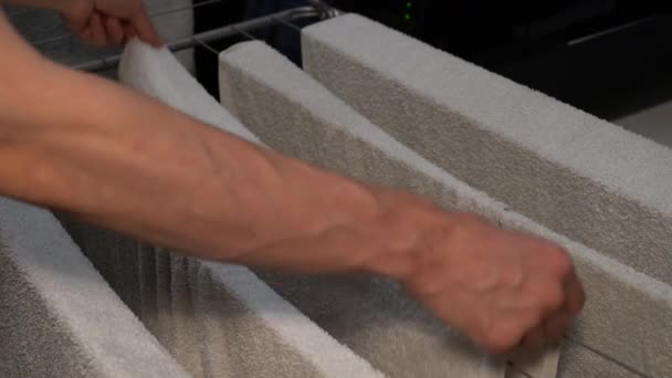 Uomo Prende Asciugamano Pulito Quelli Appesi Asciugatrice Piega Primo Piano — Video Stock