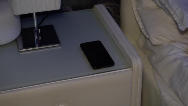 Despertador Toca Smartphone Deitado Uma Mesa Cabeceira Garota Desliga — Vídeo de Stock