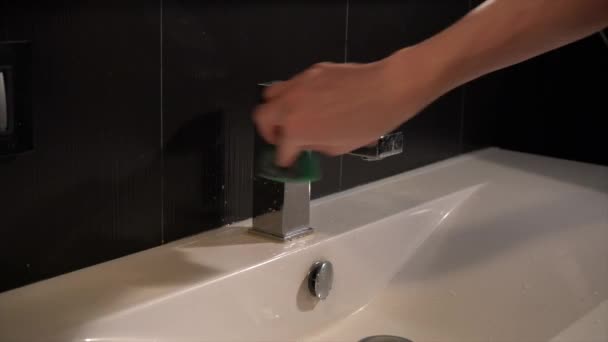 Tvättar Kran Handfatet Med Svamp — Stockvideo