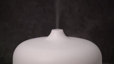 Siyah bir arka planda yakın plan nemlendiricinin buharı..