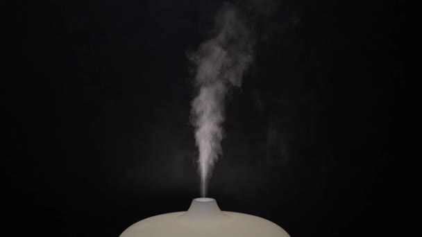 Vapor Humidificador Luminoso Acerca Sobre Pedestal Sobre Fondo Oscuro — Vídeos de Stock