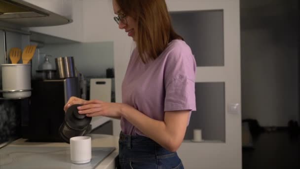 Attractive Girl Pouring Tea Closeup — Αρχείο Βίντεο