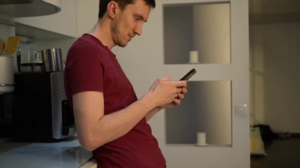 Young Man Using Smartphone Kitchen — Αρχείο Βίντεο