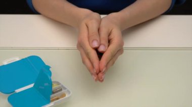 Kız avuçlarını haplarla dolduruyor..